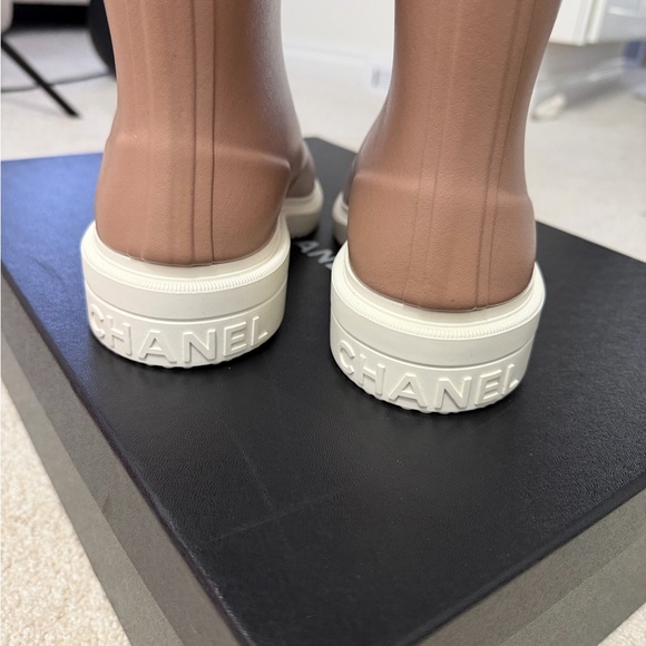 CHANEL beige and white CC Rain Boots - Picture 4 of 12
